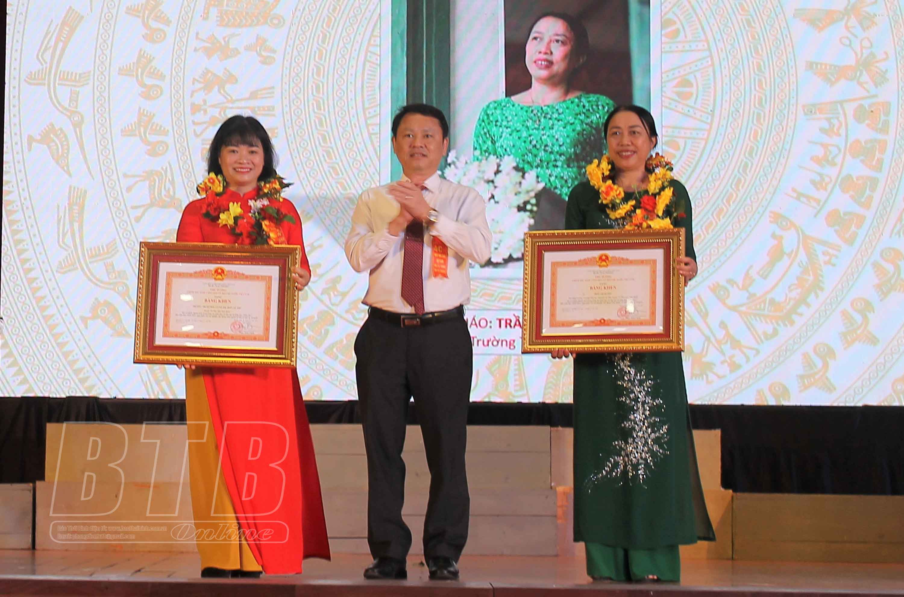Vũ Thư: Trao thưởng 42 tập thể, cá nhân ngành giáo dục